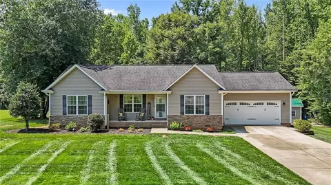 134 Stones Point Ct, Stokesdale, NC 27357