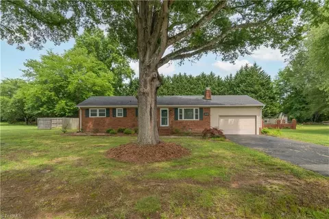 1415 Lambs Ln, Kernersville, NC 27284