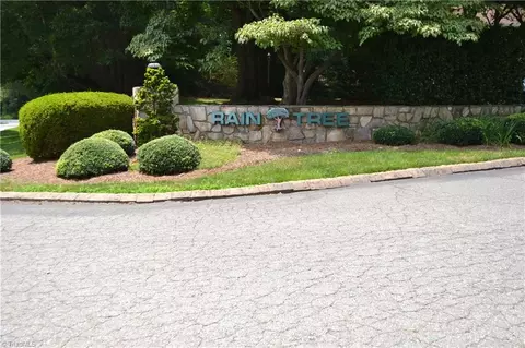208 Driftwood Ln, Winston Salem, NC 27104