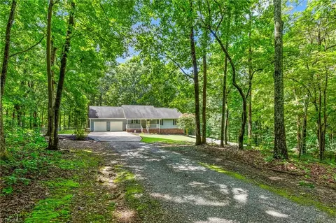 1122 Red Oak Dr, Walnut Cove, NC 27052