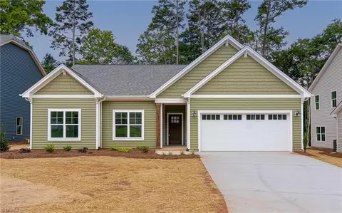 828 Vandar Dr, Winston Salem, NC 27106