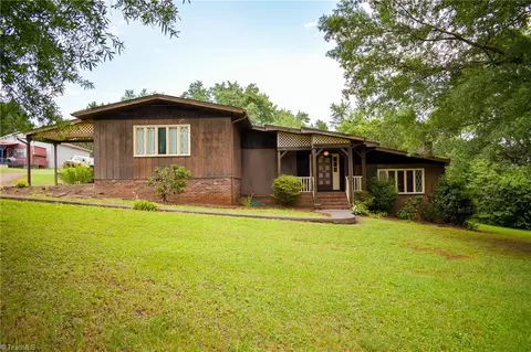 112 Balcony Ln, Mount Airy, NC 27030