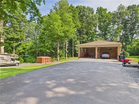 3196 Forest Dr, Randleman, NC 27317 photo 2
