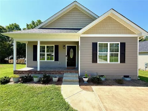 505 Sycamore Cir, Yadkinville, NC 27055