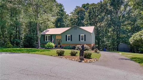 5974 Honeycomb Ln, Pfafftown, NC 27040