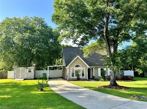 5503 Country Crossing Ct, Mcleansville, NC 27301
