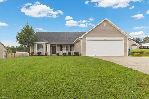 1802 Lochwood Dr, Greensboro, NC 27406