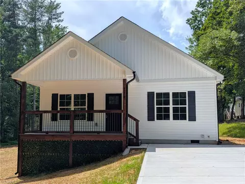 118 Sycamore St, Yadkinville, NC 27055