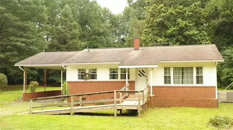 2072 Nc Highway 705 S, Seagrove, NC 27341