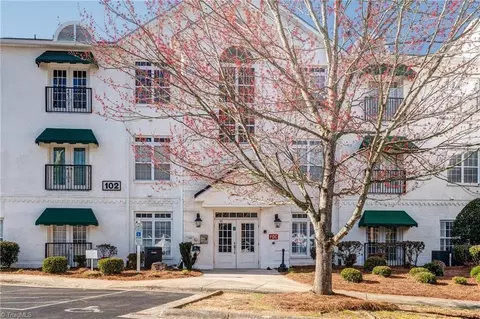 102 Sunset Cir #203, Greensboro, NC 27408