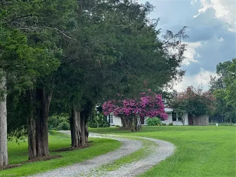3433 Rolling Rd, High Point, NC 27265