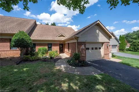 325 Hollybrook Dr, Bermuda Run, NC 27006