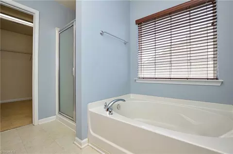 Bath - 6410 Hedgewood Ln, High Point, NC 27265 photo 4 of 6