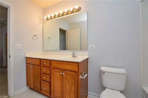 Bath - 6410 Hedgewood Ln, High Point, NC 27265 photo 2 of 6