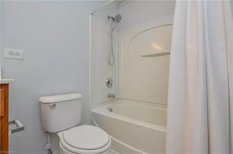Bath - 6410 Hedgewood Ln, High Point, NC 27265 photo 3 of 6