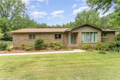 105 Cedarwood Dr, Jamestown, NC 27282