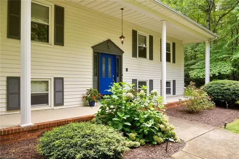 692 Beauchamp Rd, Advance, NC 27006