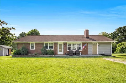 2725 Valleyspring Rd, Kernersville, NC 27284