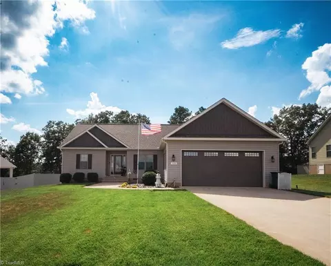 155 Greythorn Dr, Statesville, NC 28625