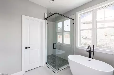 Bath - 112 Emerald Ct, Trinity, NC 27370 photo 2 of 4