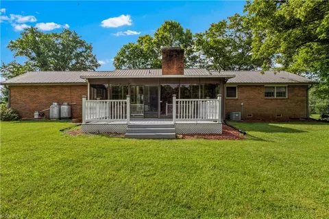 826 Meadowbrook Dr, King, NC 27021 photo 2