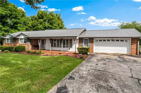 826 Meadowbrook Dr, King, NC 27021