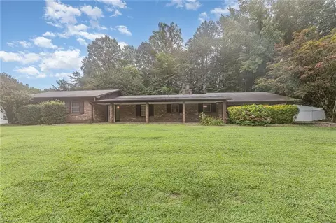 2725 Spicewood Dr, Winston Salem, NC 27106
