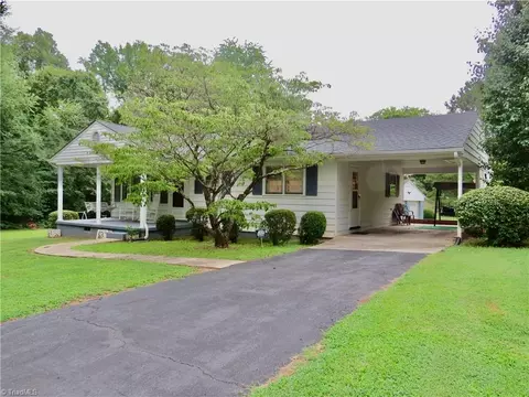 2329 Westover Dr, Reidsville, NC 27320