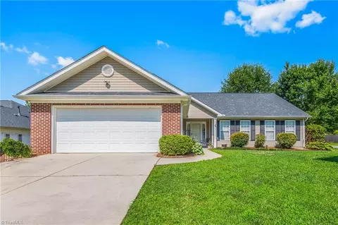 600 Walnut Crossing Dr, Whitsett, NC 27377