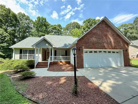 499 Butler Dr, Thomasville, NC 27360