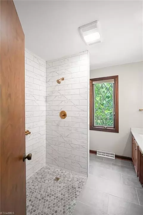 Bath - 304 Cascade Dr, High Point, NC 27265 photo 2 of 5