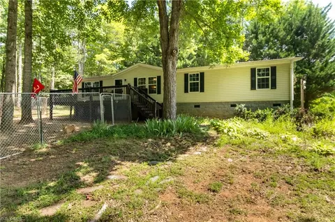 141 Happy Ln, Dobson, NC 27017