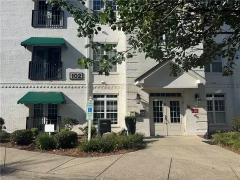 102 Sunset Cir #101, Greensboro, NC 27408
