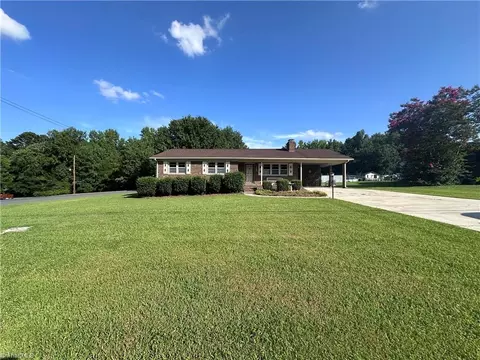 2213 Old Farmer Rd, Asheboro, NC 27205