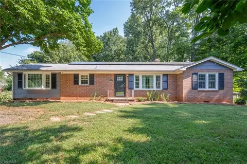 6233 Parkfield Ln, Clemmons, NC 27012
