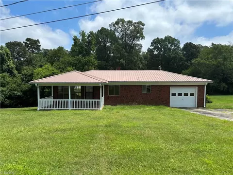 188 Black Dr, Thomasville, NC 27360