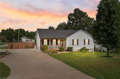 1 Hidden Hills Dr, Thomasville, NC 27360