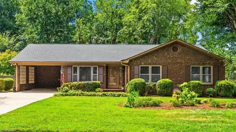 1404 Woodgreen Dr, Greensboro, NC 27405