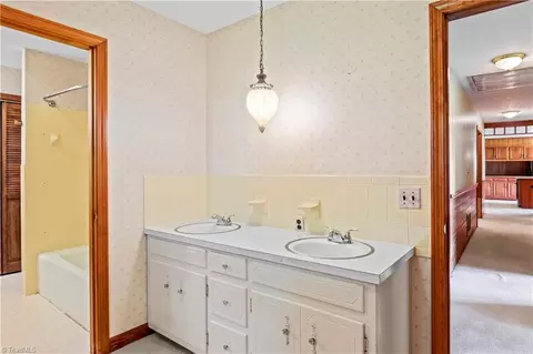 Bath - 111 Earnhart Rd, Pinnacle, NC 27043 photo 4 of 5