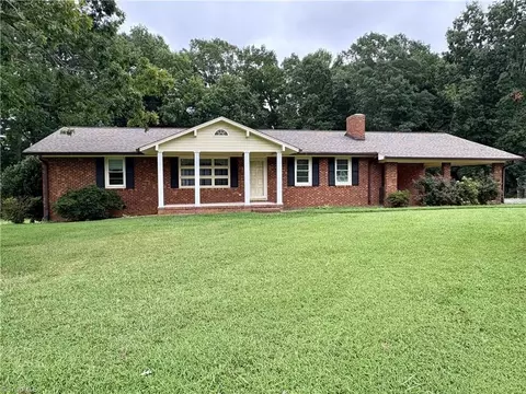 19 Hillside Park Dr, Thomasville, NC 27360