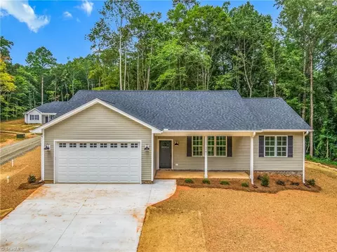 506 Carolina Ave, Yadkinville, NC 27055