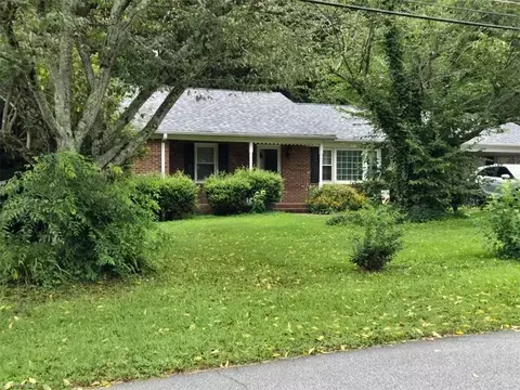408 Crestview Dr, Thomasville, NC 27360