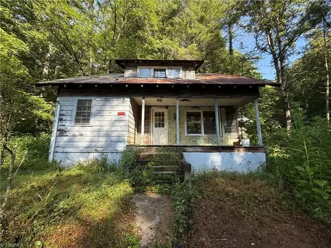 581 Elk Ln, Deep Gap, NC 28618 photo 5