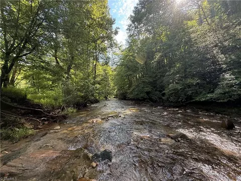 581 Elk Ln, Deep Gap, NC 28618 photo 4