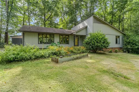 2203 Fox Glen Dr, Greensboro, NC 27406