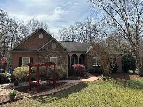 4721 Sherborne Dr, Pfafftown, NC 27040