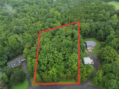 2927 Leslie Ln, Yadkinville, NC 27055