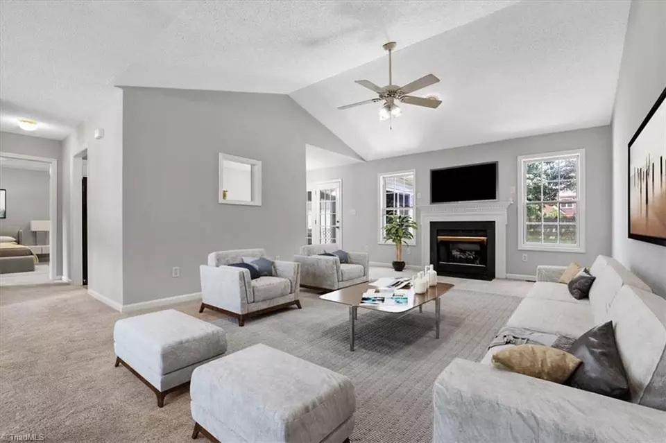 Living - 3018 Karlingdale Dr, Greensboro, NC 27455 photo 4 of 7