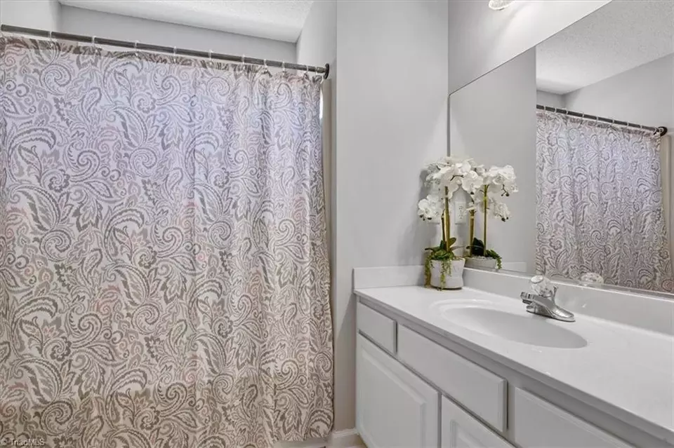Bath - 3018 Karlingdale Dr, Greensboro, NC 27455 photo 3 of 4