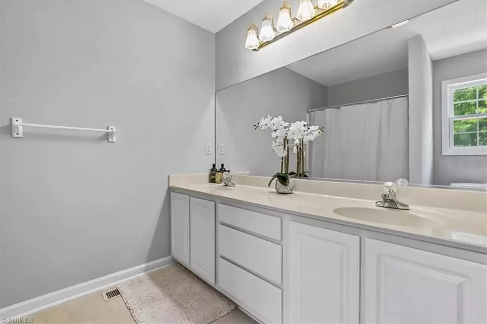 Bath - 3018 Karlingdale Dr, Greensboro, NC 27455 photo 2 of 4